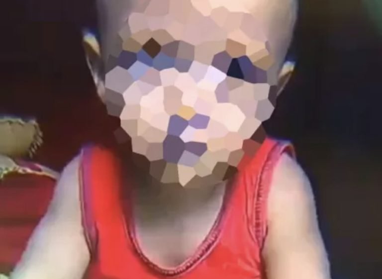 Bebê de oito meses morre eletrocutado ao morder fio de carregador de celular