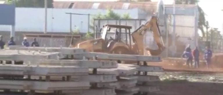 Construtora recolhe veículos e encerra trabalho em obras da prefeitura após falta de pagamento em Ribeirão