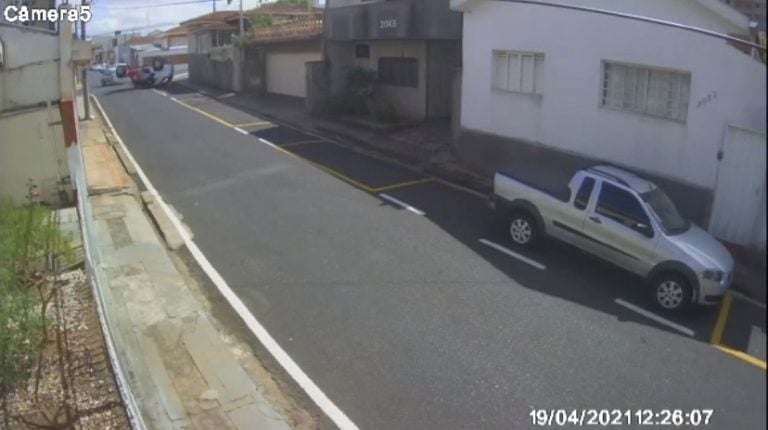 Vídeo | Viatura da PM avança cruzamento e capota após acidente em Franca