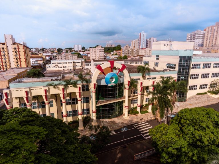 Universitários promovem arrecadação de alimentos para comunidades carentes
