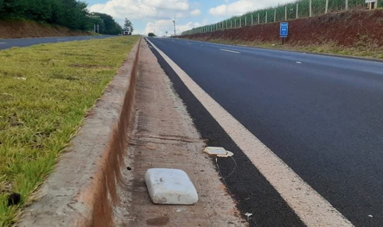 PM encontra pacote de cocaína abandonado em rodovia de Jardinópolis