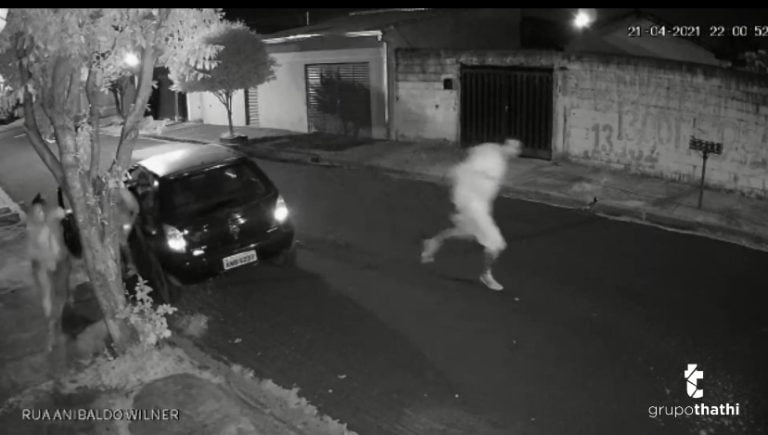 Vídeo | Trio tenta roubar carro mas policial reage com disparos de arma de fogo no Quintino II