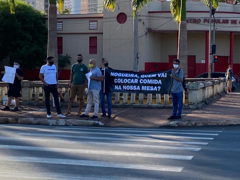 Funcionários do setor de bares e restaurantes de Ribeirão Preto fazem manifestação pela reabertura dos estabelecimentos