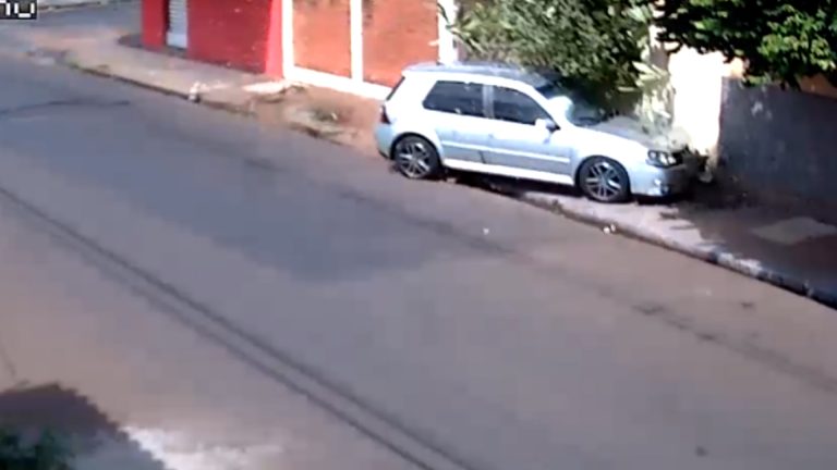 Vídeo | Motorista perde o controle e arrebenta carro contra muro nos Campos Elíseos