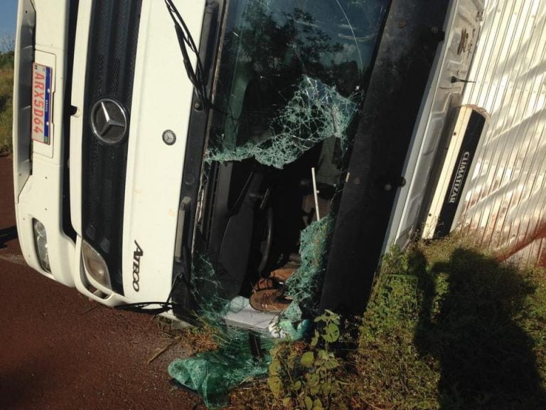 Caminhão carregado com doces tomba em rodovia entre Ribeirão Preto e Dumont