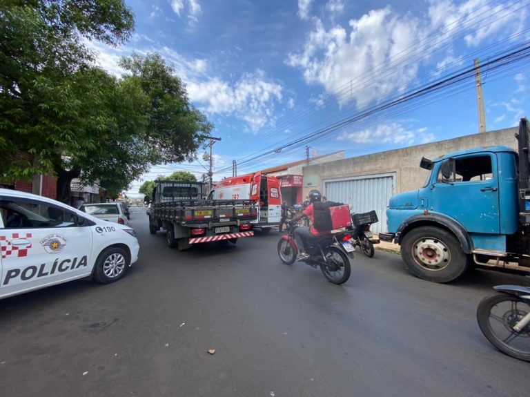 Moto bate na traseira de caminhão e deixa homem ferido no Ipiranga