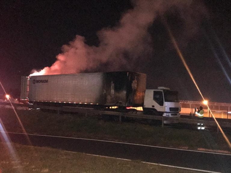 Vídeo | Carreta carregada de papel higiênico pega fogo em Ribeirão Preto