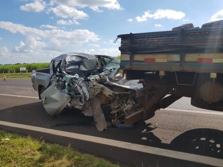 Colisão envolvendo caminhão e caminhonete deixa uma pessoa ferida na rodovia Cândido Portinari