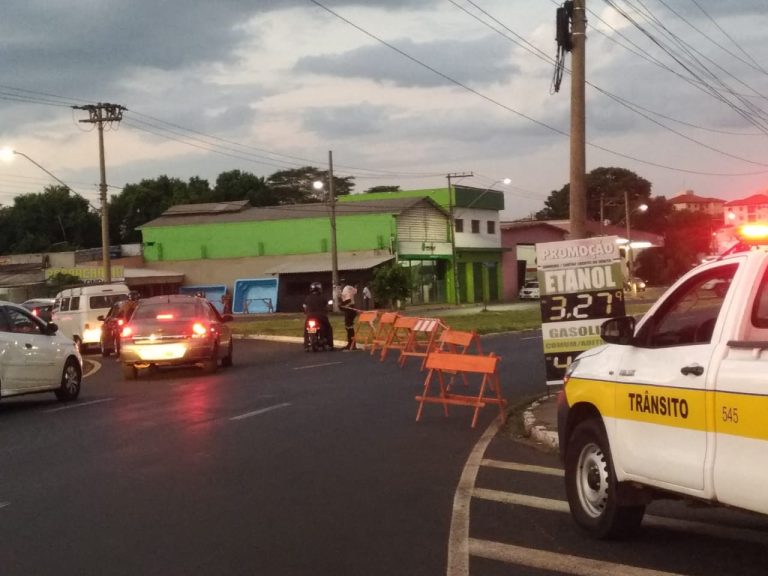 Após queda de asfalto, Elpídio Gomes é interditada e deixa trânsito caótico na zona Oeste