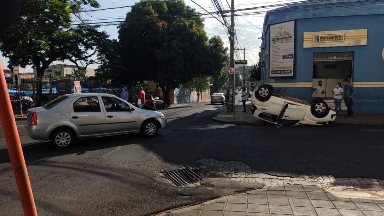 Carro avança sinalização, bate em outro veículo e capota no Centro de Ribeirão Preto