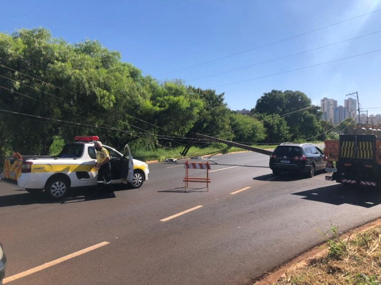 Colisão tomba poste e interdita faixas da Maurílio Biagi