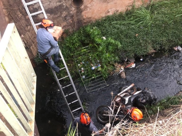 Após fechada, motociclista cai no córrego Antarctica, na Vila Tibério