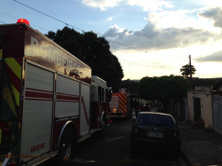 Homem embriagado coloca fogo na própria casa no Simioni