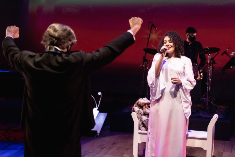 Academia de música tem vagas abertas para aula de canto gratuita em Ribeirão