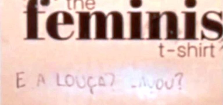 Mulher compra camisa feminista e recebe encomenda com frase “E a louça? Lavou?”