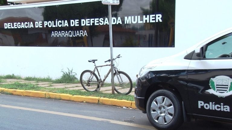 Homem é preso ao agredir esposa com cotovelada no rosto em cidade da região