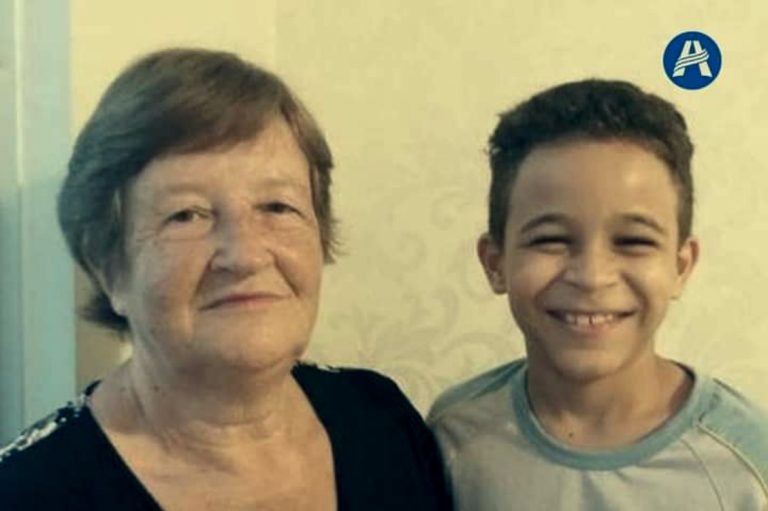 Idosa aprende a ler por meio de aulas virtuais do neto