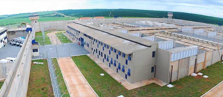 Mulher tenta entrar em presídio com celulares no cabelo