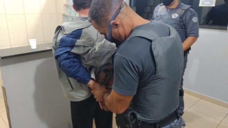 ‘Maluco’ rouba ambulância, foge com paciente de 71 anos e acaba em cana ao bater veículo