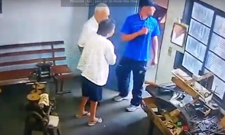 Vídeo | Homens armados invadem casa de idosos e roubam R$ 5 mil na região