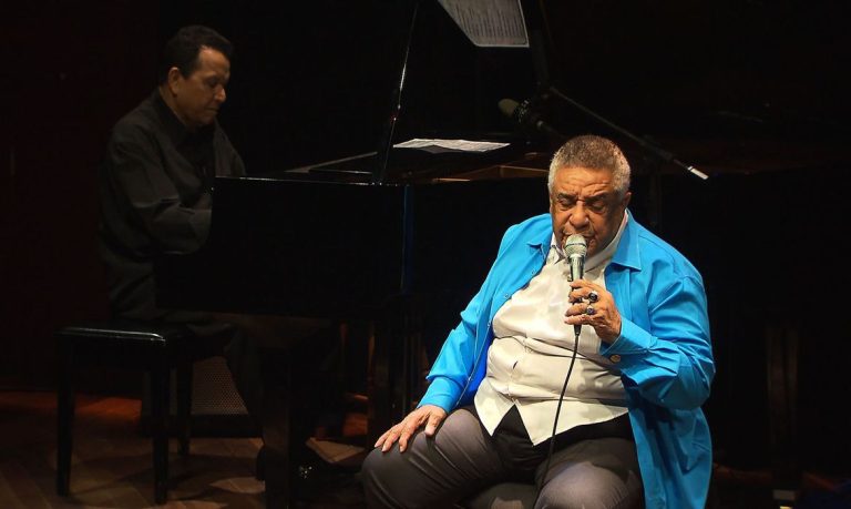 Com 84 anos, Agnaldo Timóteo morre de covid-19 no Rio