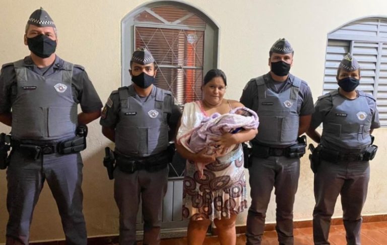 Bebê com um mês de vida é salva por policiais após engasgar com leite materno na região