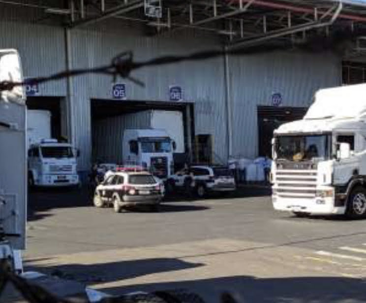 Homem de 54 anos morre ao ser prensado por caminhão em fábrica de eletrodomésticos na região