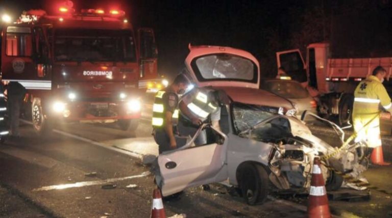 Colisão frontal entre carro e carreta mata homem e menina de três anos em rodovia da região