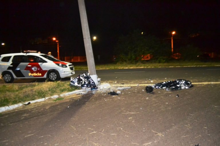 Dois jovens morrem após motocicleta colidir em poste na região