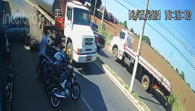 Vídeo | Caminhão atinge sete veículos e deixa pedestre com ferimentos leves em Barretos