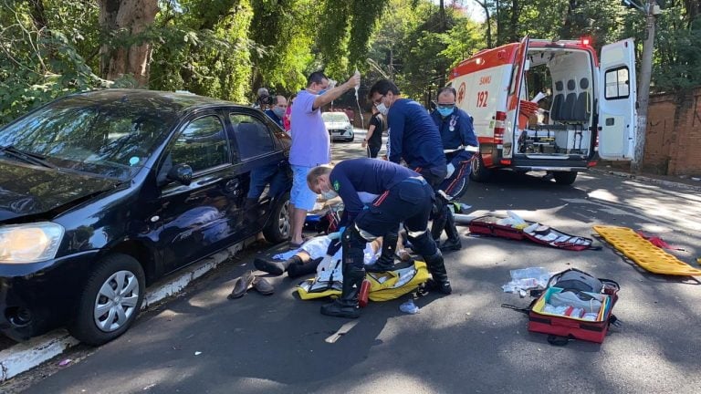 Homem de 63 anos perde a direção do veículo e colide em poste ao sofrer mal súbito em Ribeirão
