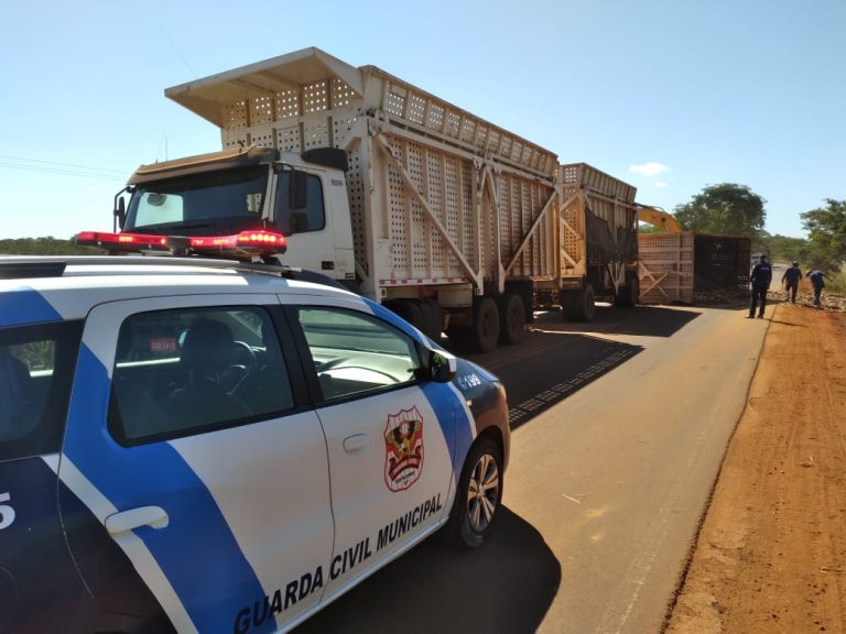 Caminhões de cana-de-açúcar tombam e rodovia da região fica interditada