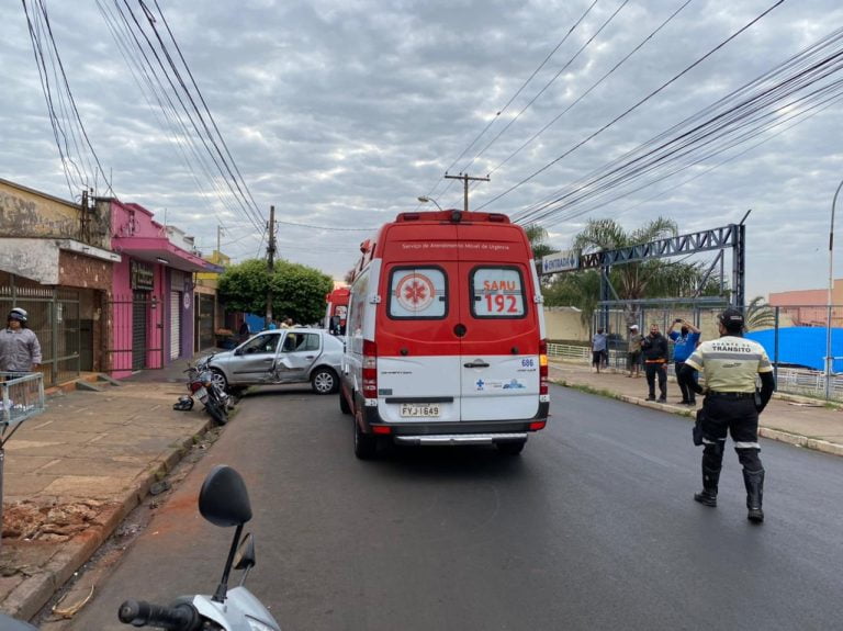 Colisão entre carro e moto deixa dois feridos na zona Norte de Ribeirão