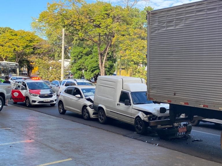 Francisco Junqueira tem engavetamento triplo e trânsito intenso na manhã desta sexta-feira