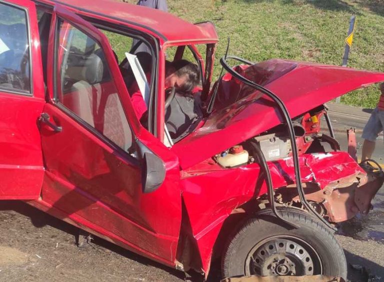 Colisão entre dois carros e carreta deixa mãe e filha feridas em rodovia do RS