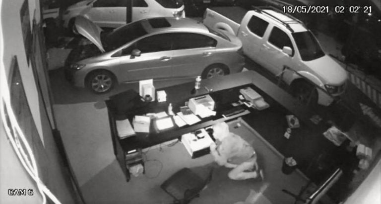 Vídeo | Suspeito é acusado de escalar muro de oficina mecânica para realizar furto na zona Leste de Ribeirão