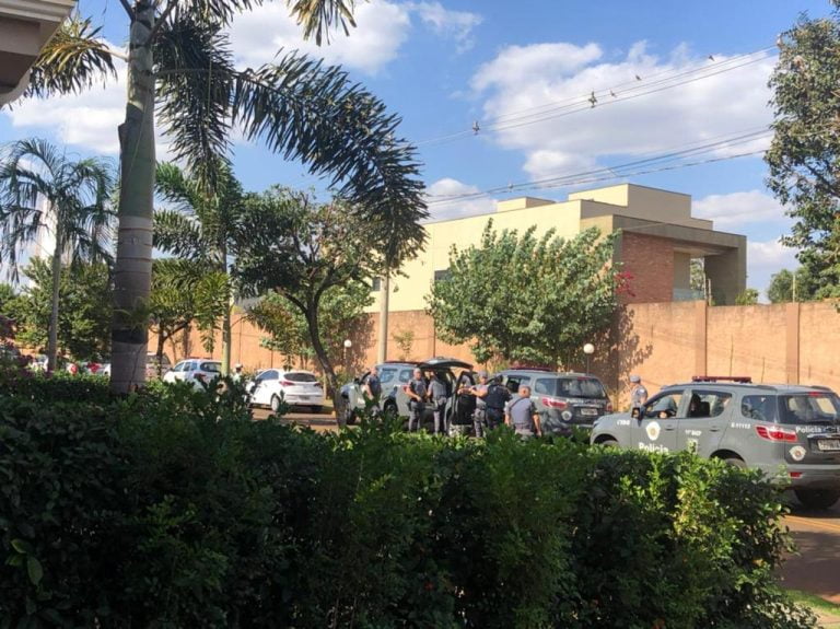 Médico ameaça esposa grávida com faca e polícia tem que intervir em Sertãozinho