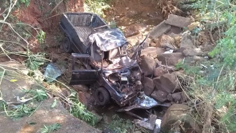 Motorista morre após picape cair de barranco em cidade da região