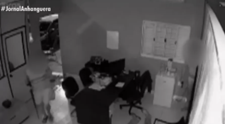 Homem reage a tentativa de assalto, mata ladrão e descobre que era o próprio irmão