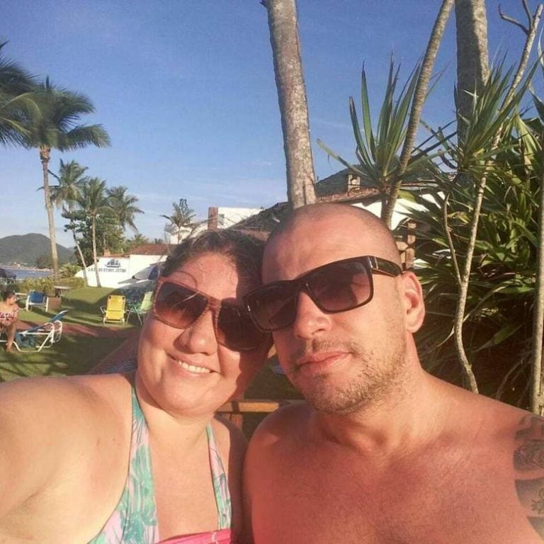 Briga de casal termina com mulher morta a facadas na frente da filha de 5 anos