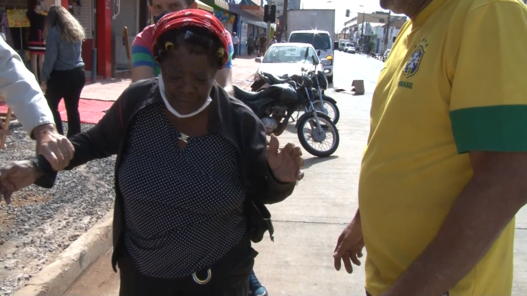 Obra paralisada na avenida Saudade causa atropelamento de pedestre