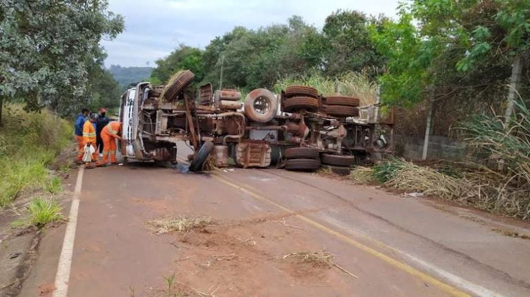 Caminhão carregado de concreto tomba após falha no sistema de freio