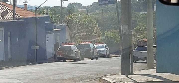 Bandidos fazem família refém durante tentativa de assalto a residência no centro de Serra Azul