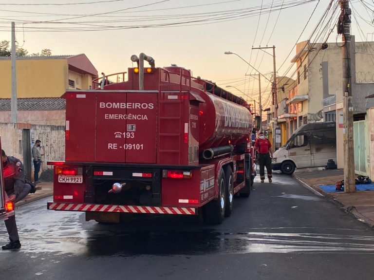 Auto-elétrica pega fogo no Ipiranga em Ribeirão