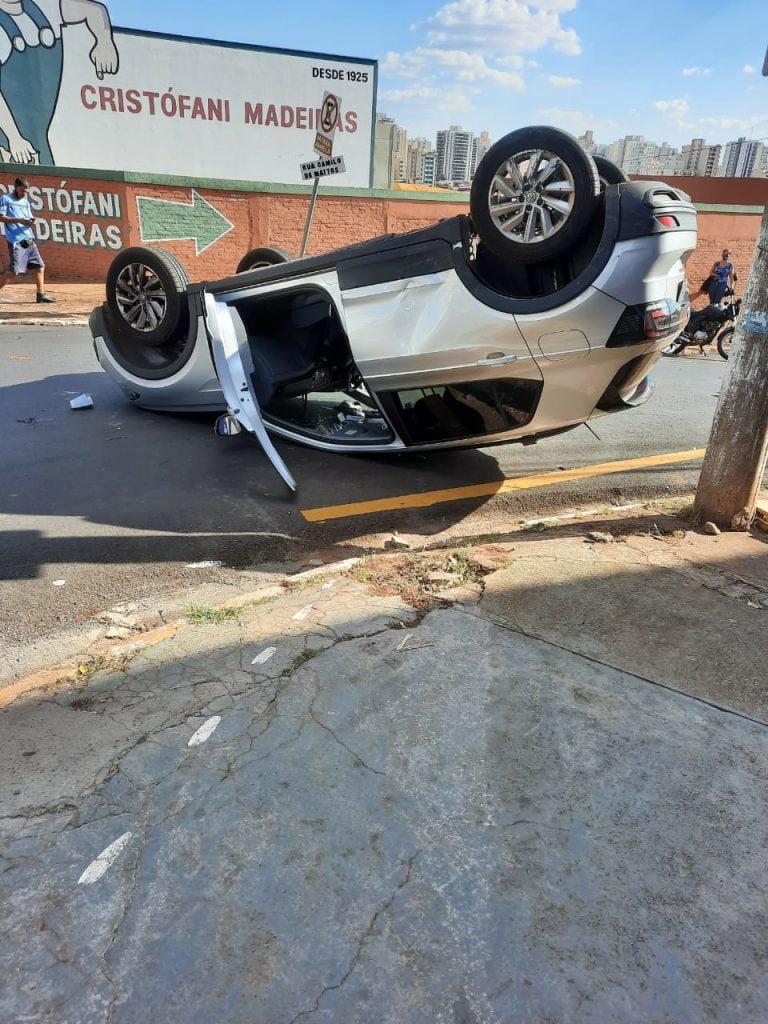 Capotamento é registrado no cruzamento da Meira Junior com a Camilo de Mattos