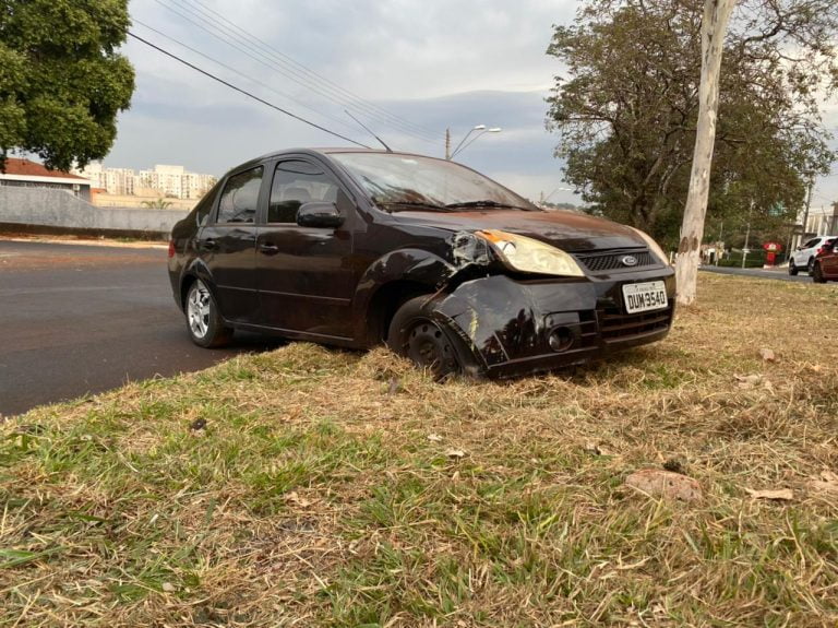 Motorista dorme ao volante, rodopia em avenida, depois bate e ainda derruba poste em Ribeirão