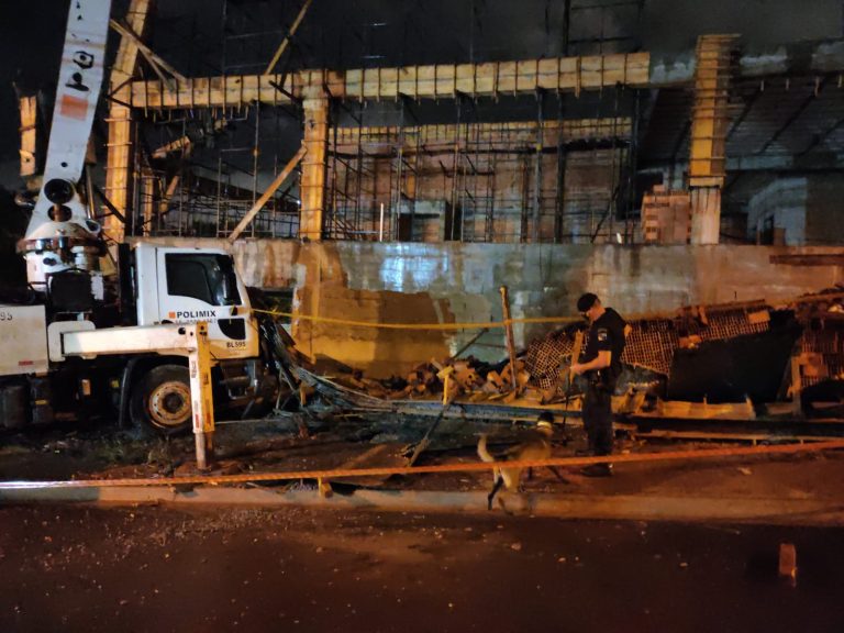 Laje de prédio em construção desaba e deixa dois feridos em Ribeirão