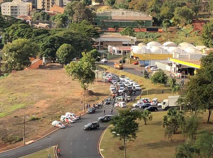 Bandidos furtam carro e provocam duplo acidente durante fuga da polícia, em Ribeirão