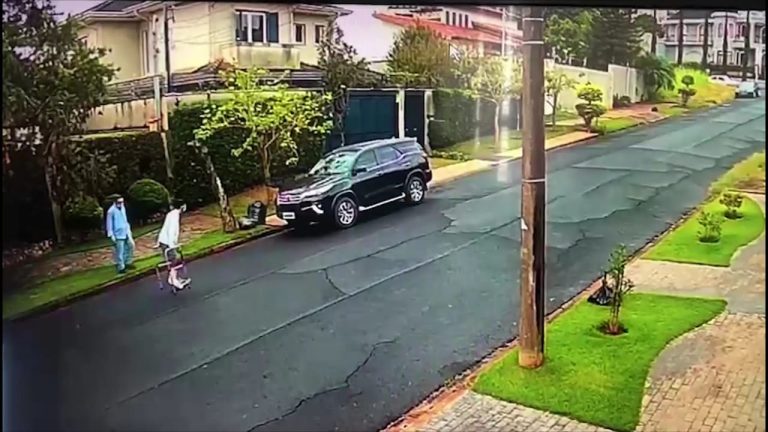 Vídeo | Dois homens, um deles de andador, furtam carro na Zona Sul de Ribeirão Preto
