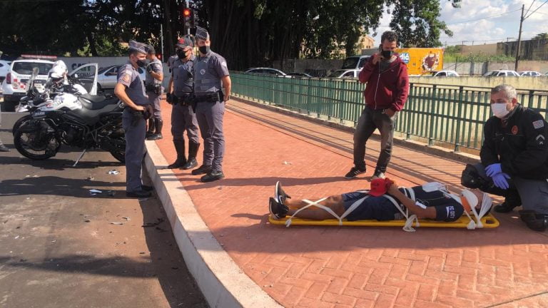 Acidente envolvendo policia e motorista de Uber deixa dois feridos